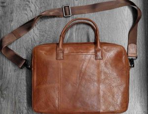 Купить итальянскую коричневую мужскую сумку из натуральной кожи на коротких ручках с доставкой по Москве и всей России в интернет-магазине модных сумок и аксессуаров
