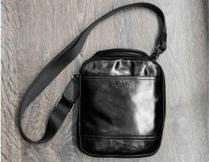 Купить итальянскую чёрную небольшую мужскую сумку из натуральной кожи на короткой ручке с доставкой по Москве и всей России в интернет-магазине модных сумок и аксессуаров