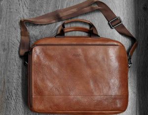 Купить итальянскую коричневую большую мужскую сумку из натуральной кожи на коротких ручках с доставкой по Москве и всей России в интернет-магазине модных сумок и аксессуаров