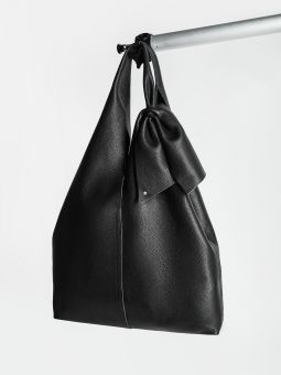 Купить российскую чёрную большую женскую сумку из натуральной кожи с тиснением на коротких ручках на плечо с доставкой по Москве и всей России в интернет-магазине модных женских сумок и аксессуаров