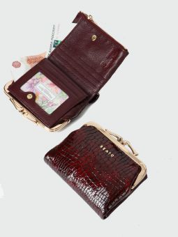 Купить итальянский маленький бордовый женский кошелёк из натуральной лакированной кожи с тиснением под рептилию с доставкой по Москве и всей России в интернет-магазине модных женских сумок и аксессуаров