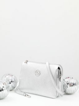 Купить итальянскую серебристую маленькую женскую сумочку кросс-боди из натуральной кожи на длинном кожаном ремешке на карабинах на или через плечо с доставкой по Москве и всей России в интернет-магазине модных женских и мужских сумок и аксессуаров