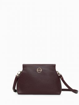 Купить российскую бордовую маленькую женскую сумочку из натуральной кожи на длинном кожаном ремешке на карабинах на или через плечо с доставкой по Москве и всей России в интернет-магазине модных сумок и аксессуаров
